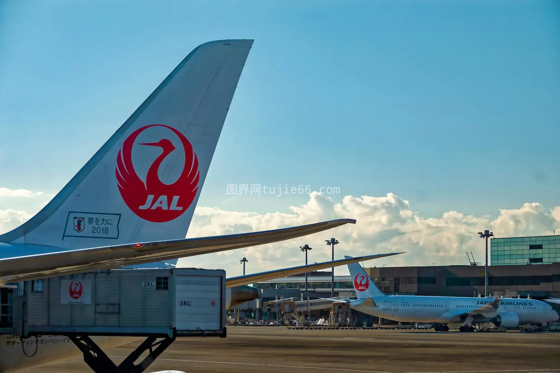 日本航空飞机蓝天跑道图片