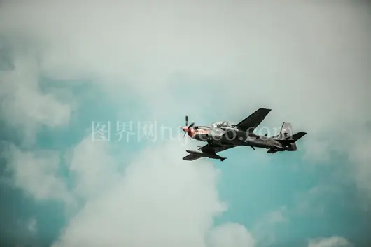 军事飞机晴朗天空展示航空力量
