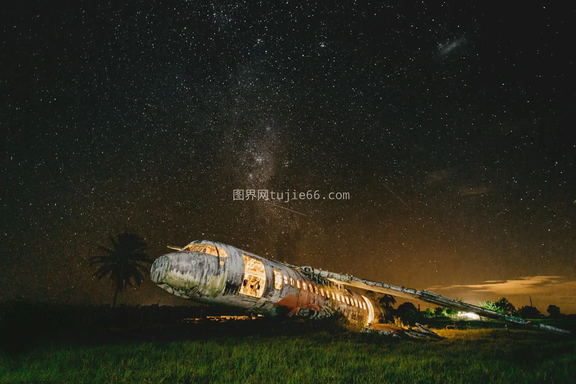 老旧飞机星空戏剧场景图片