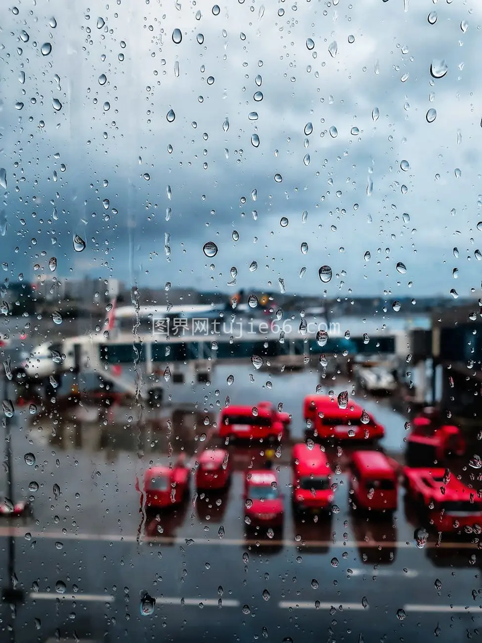 机场雨景红车阴郁景致图片