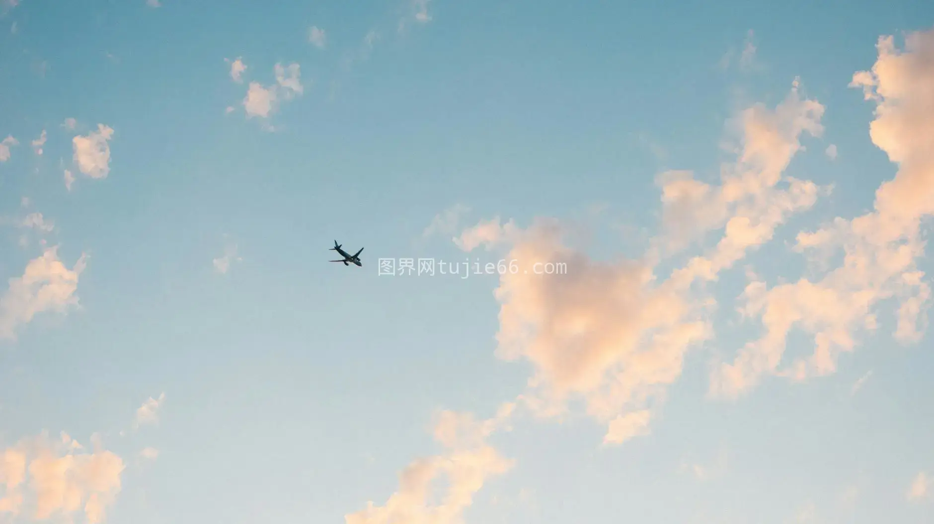 飞机蓝天白云空中旅行图片