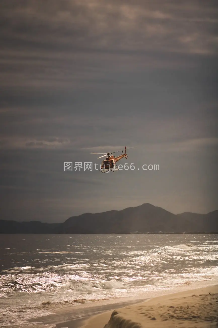 日落时分直升机飞越海山图片