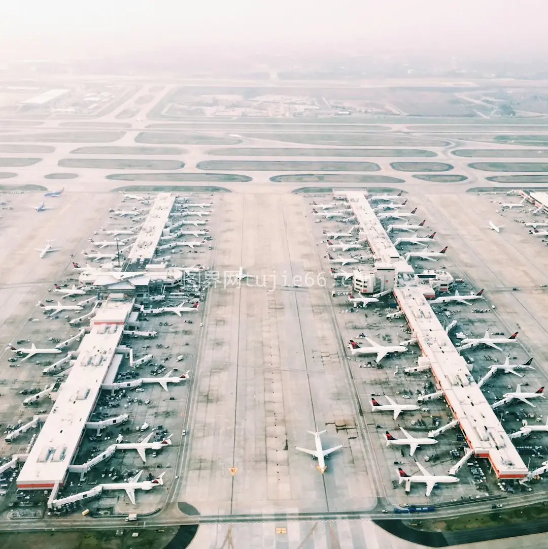 空中俯瞰机场飞机多白天景图片