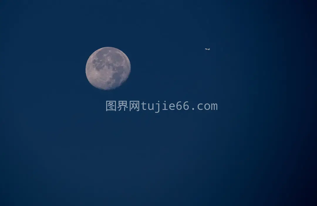 满月映照天空飞机飞过图片