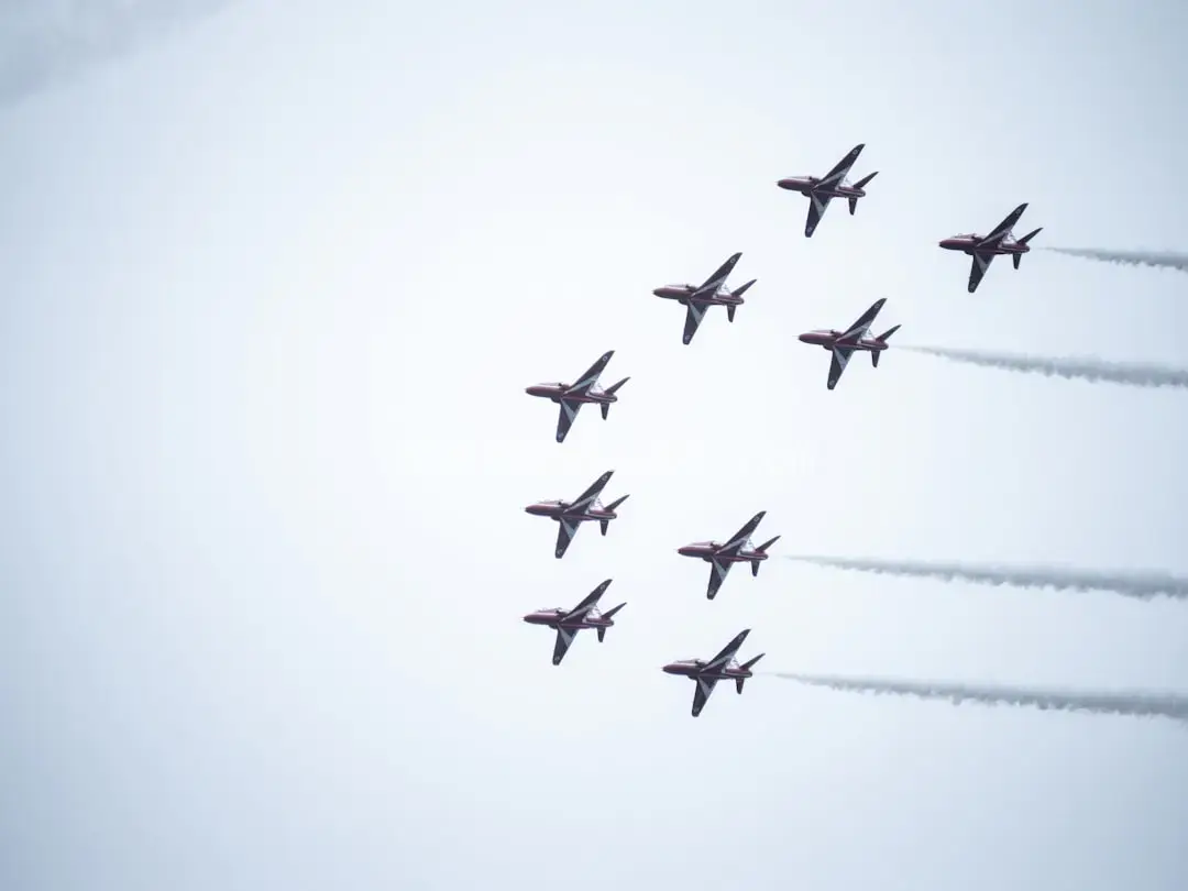 天空编队飞行飞机群图片