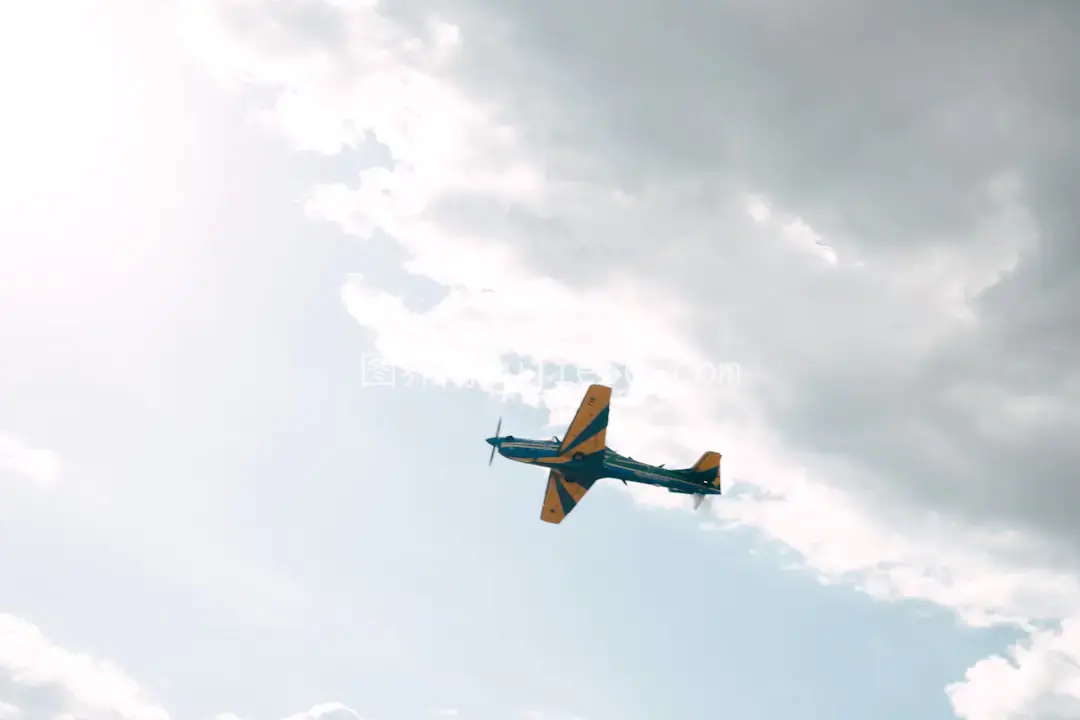 小型飞机多云天空翱翔图片