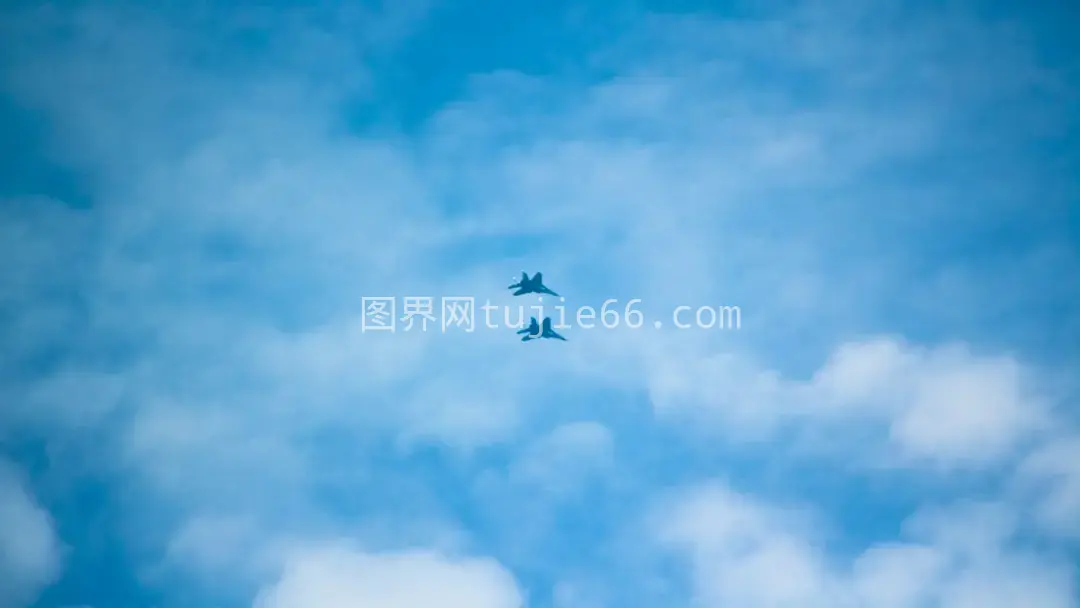 多云天空两飞机翱翔图片