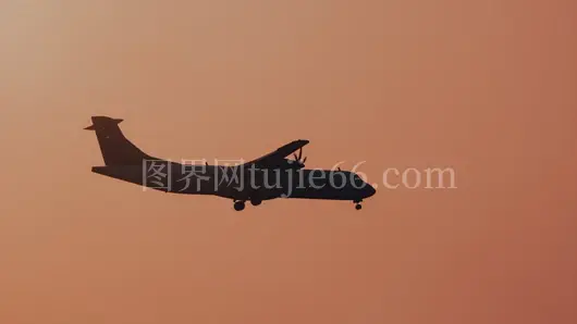 粉红天空中的巨型飞机飞行剪影