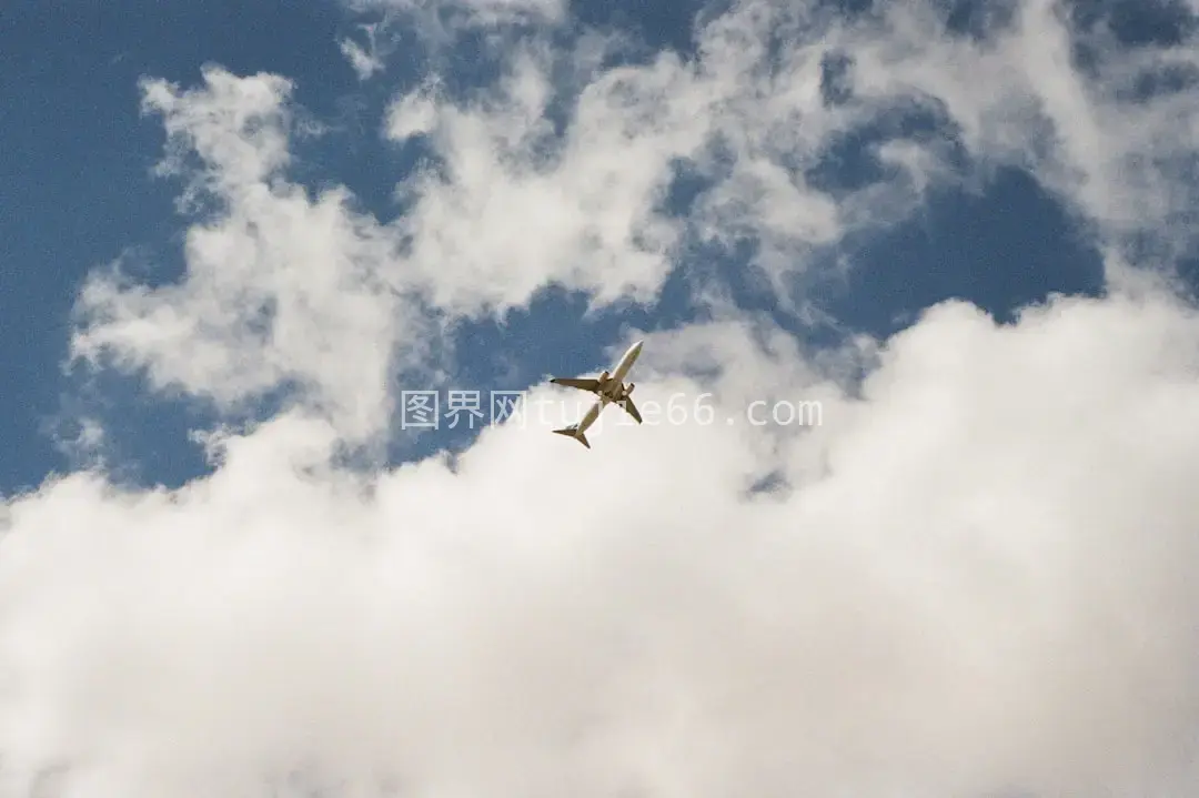 白天空中白色飞机图片