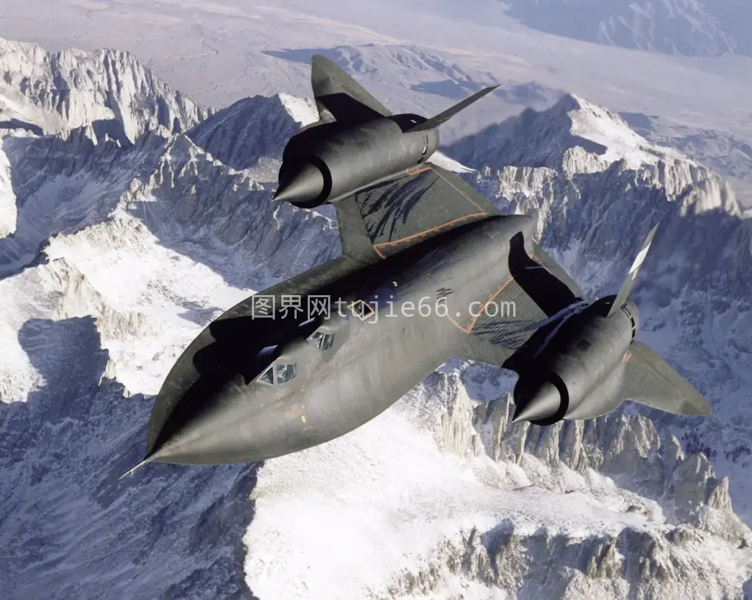 SR-71山脉上空翱翔图片