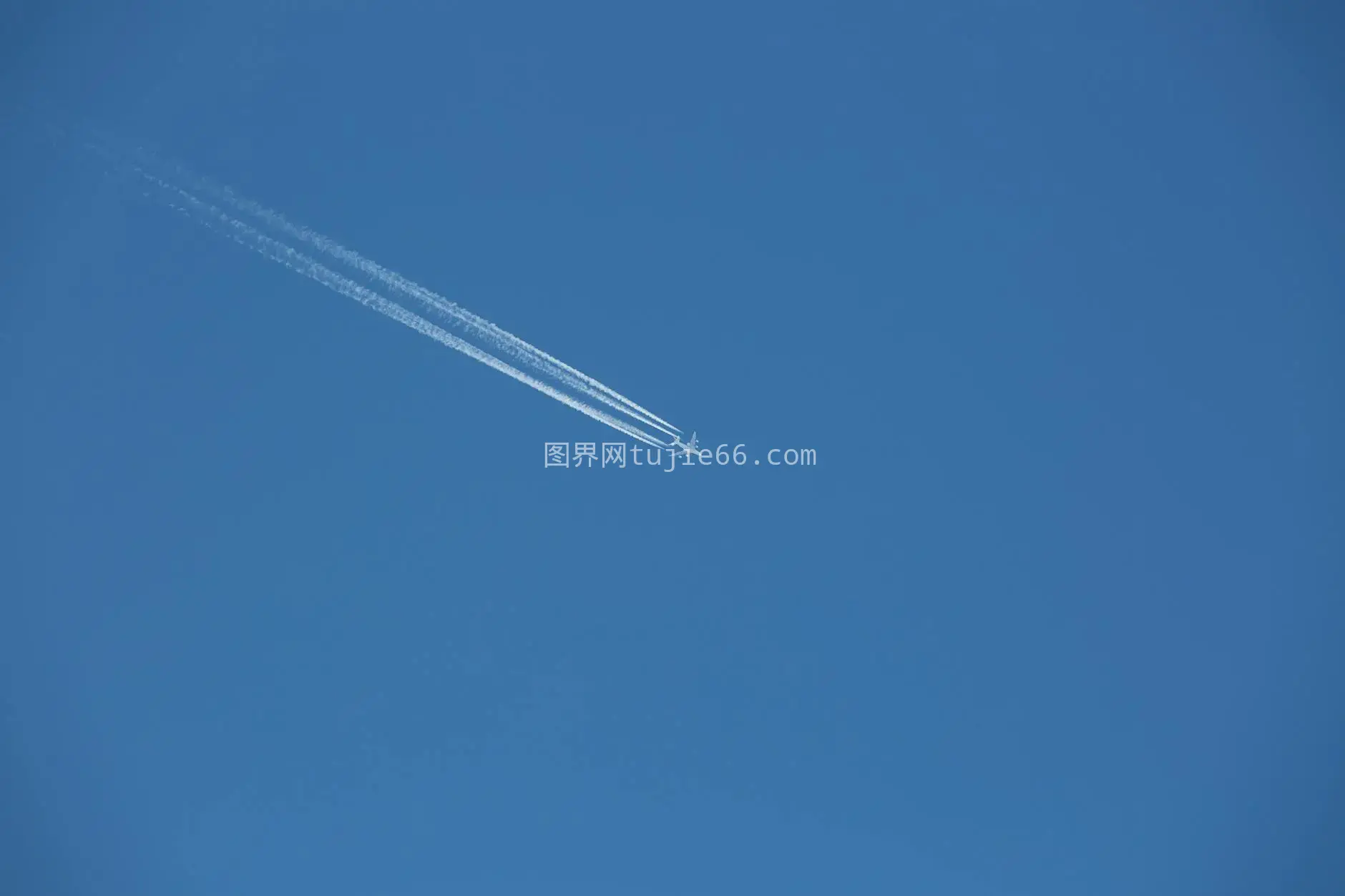 飞机高空蓝天速旅图片