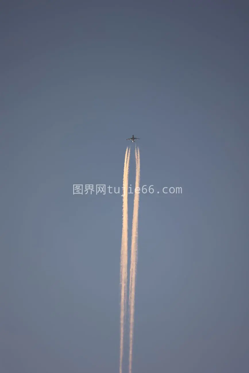 高空飞机蓝天尾迹温哥华湾图片