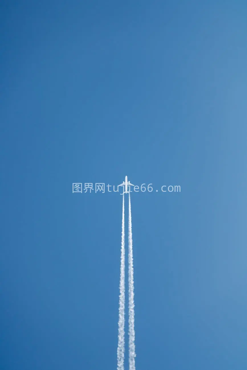 蓝天高空飞机留尾迹图片