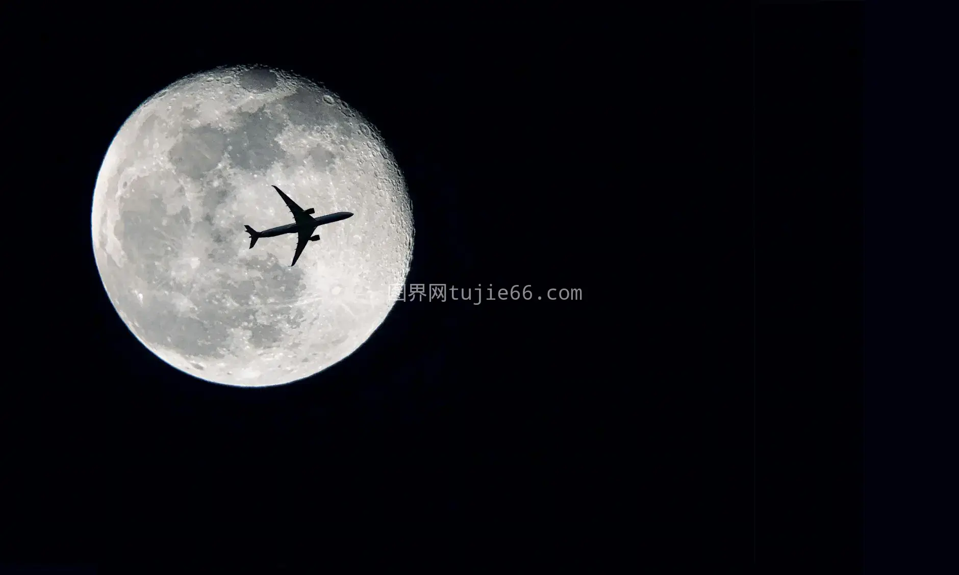 夜空飞机轮廓映满月图片