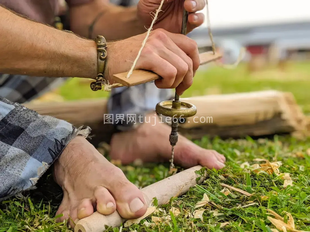 人物手持金色钢制别针图片