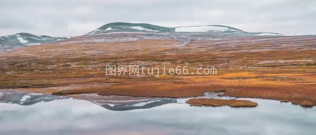 前景水体映衬壮美山脉图片