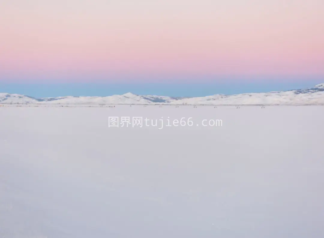 蓝天雪覆山峰日景图片