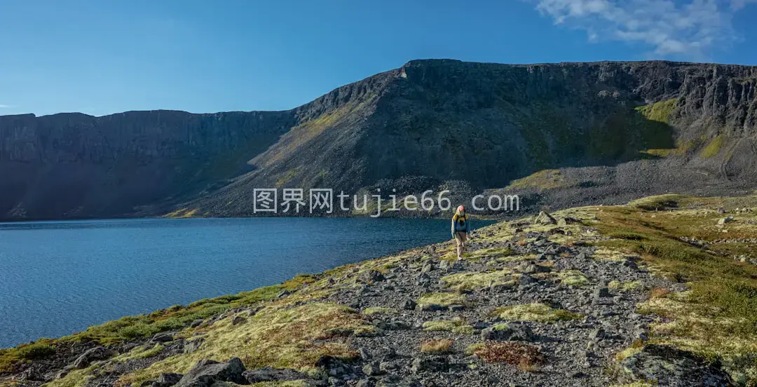 山顶俯瞰水域之人影图片