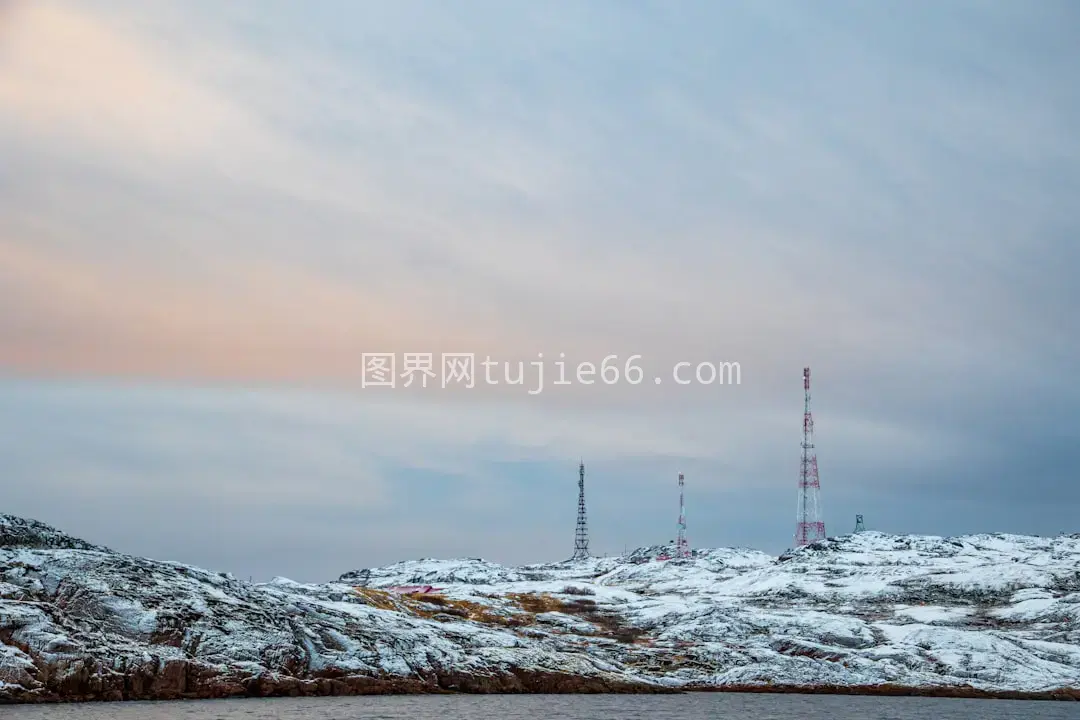 黑白风车映衬灰色山脉多云白昼图片