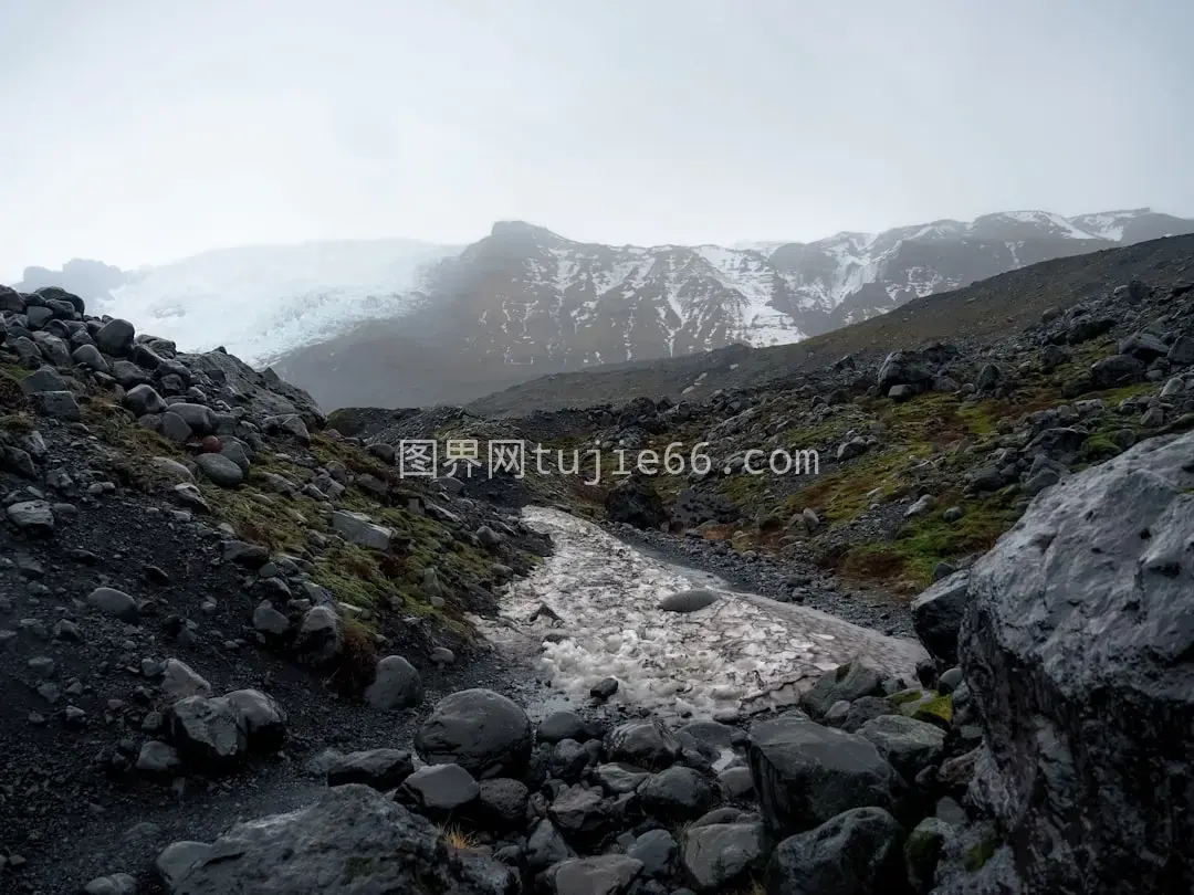 溪流穿梭岩石群山映衬图片