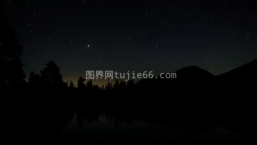 夜空倒影映宁静湖面图片