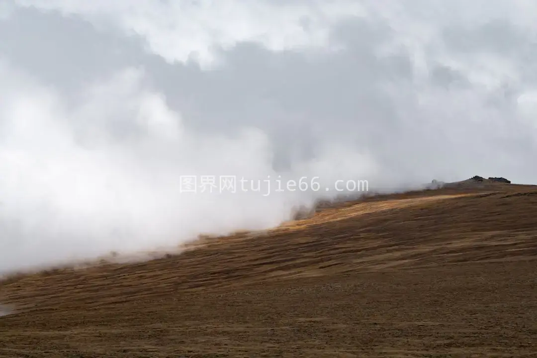 雾锁山巅景色奇图片