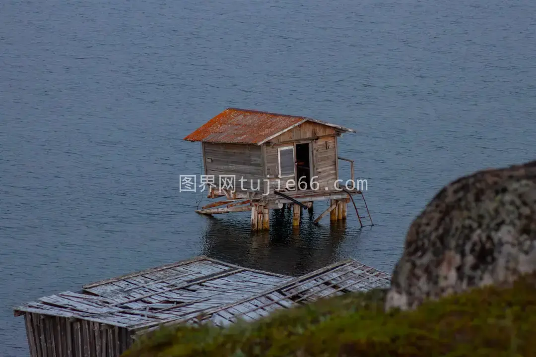 小屋水畔独特景致图片