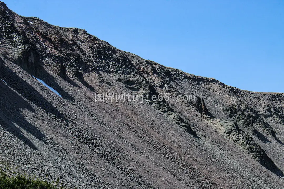 男子雪板冲坡滑雪英姿飒爽图片