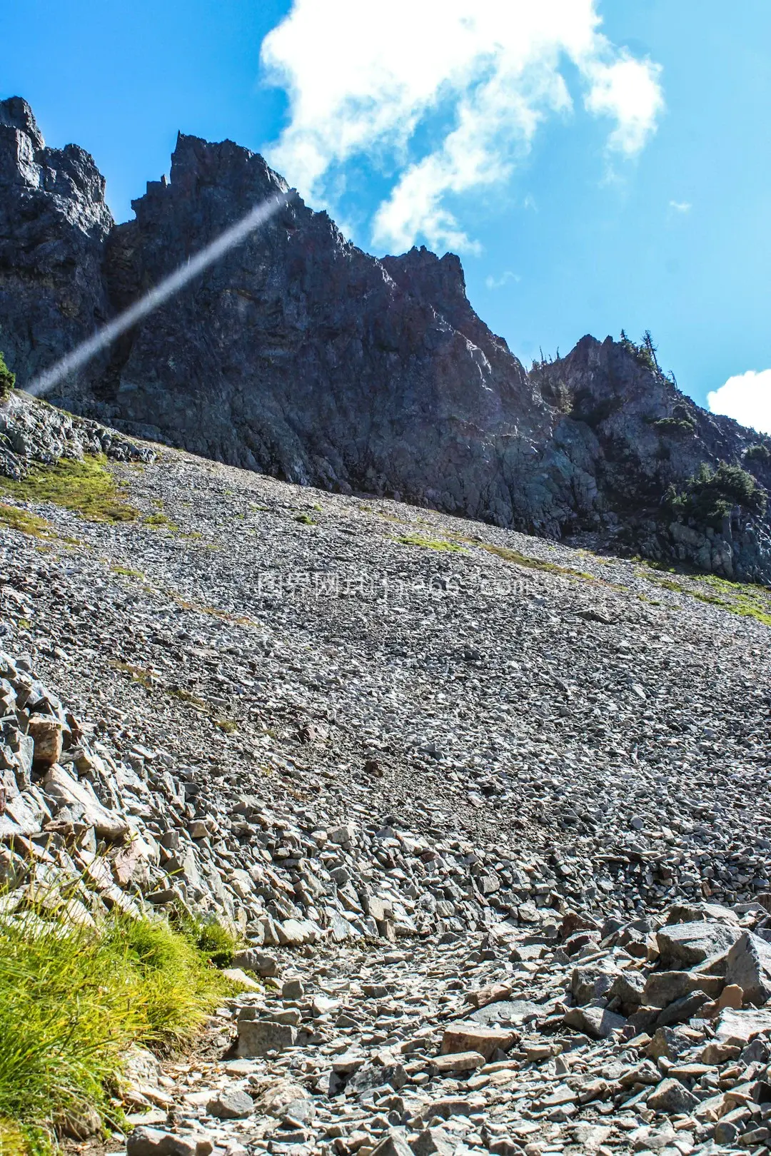 岩石山斜坡草地景致图片