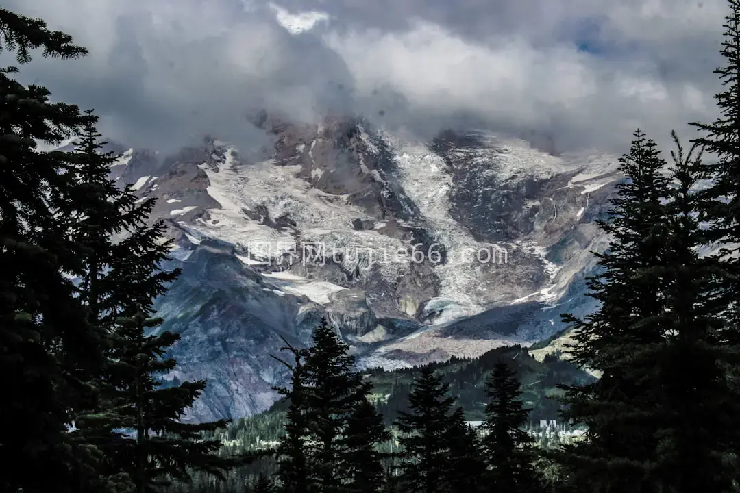 雪山树木环绕景致美图片