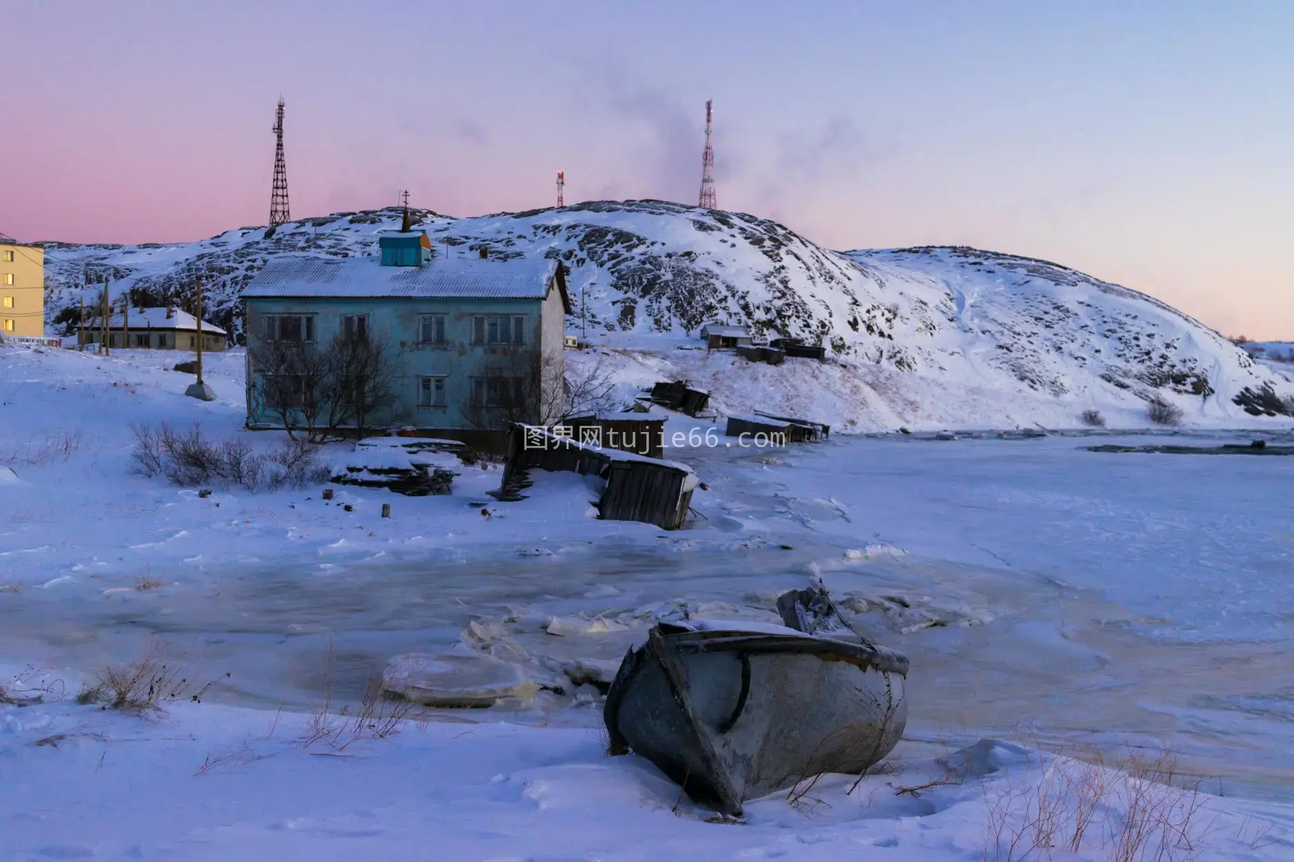 黄昏雪地废弃建筑天线景色图片