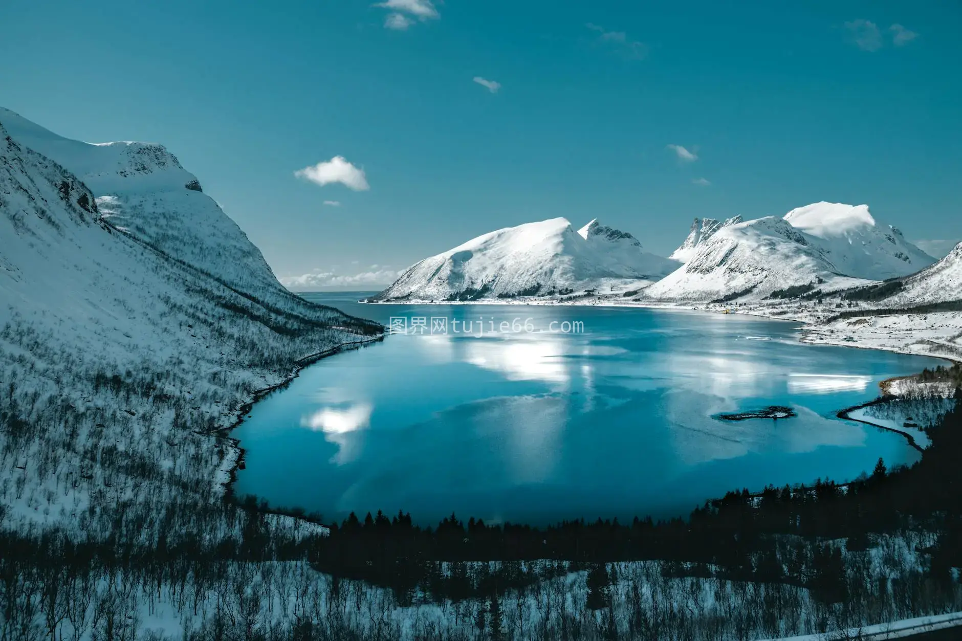 雪山映蓝天湖景图片