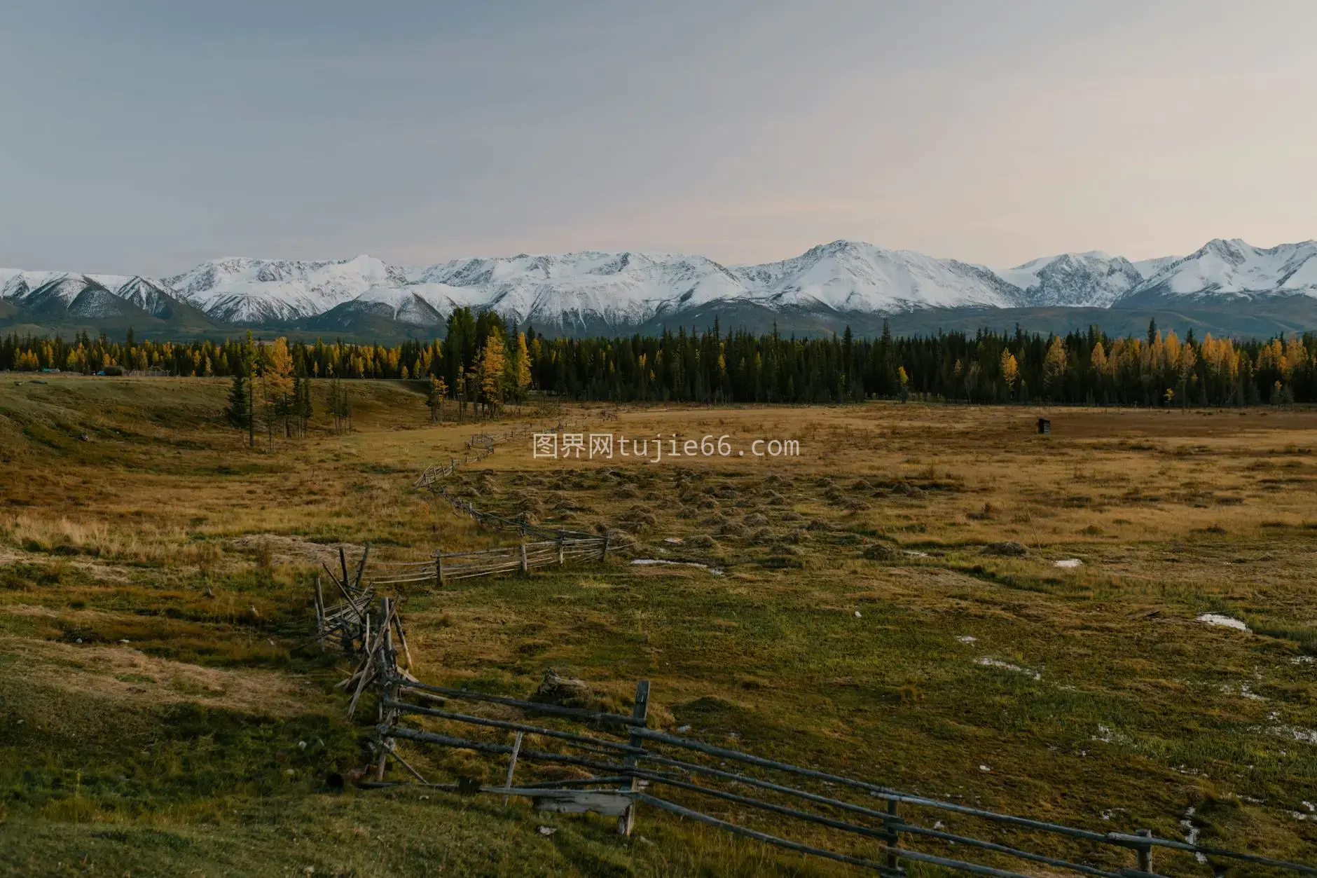 秋日雪山乡村景图片