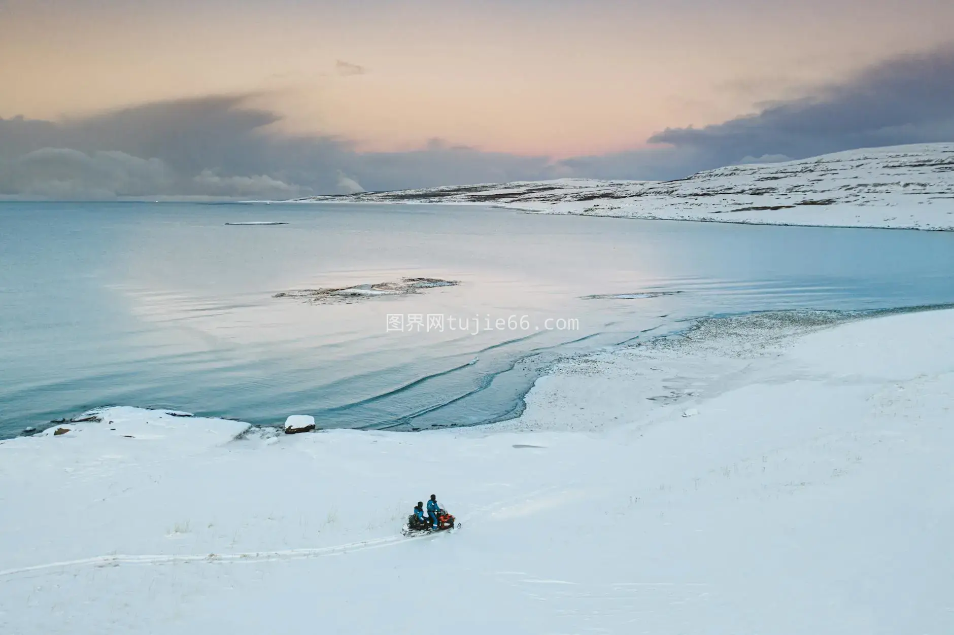 冬日雪海滩俯瞰雪地摩托车海洋背景图片