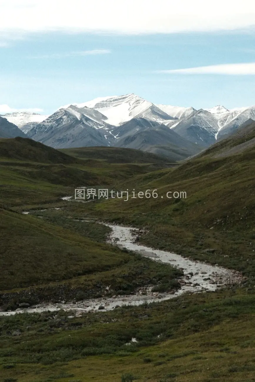 雪山河流晴空景致图片