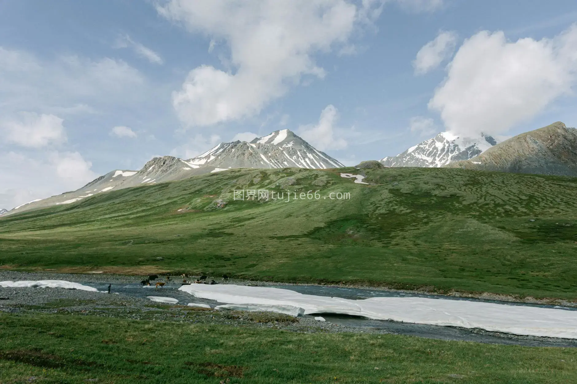 雪峰山谷溪流画卷图片