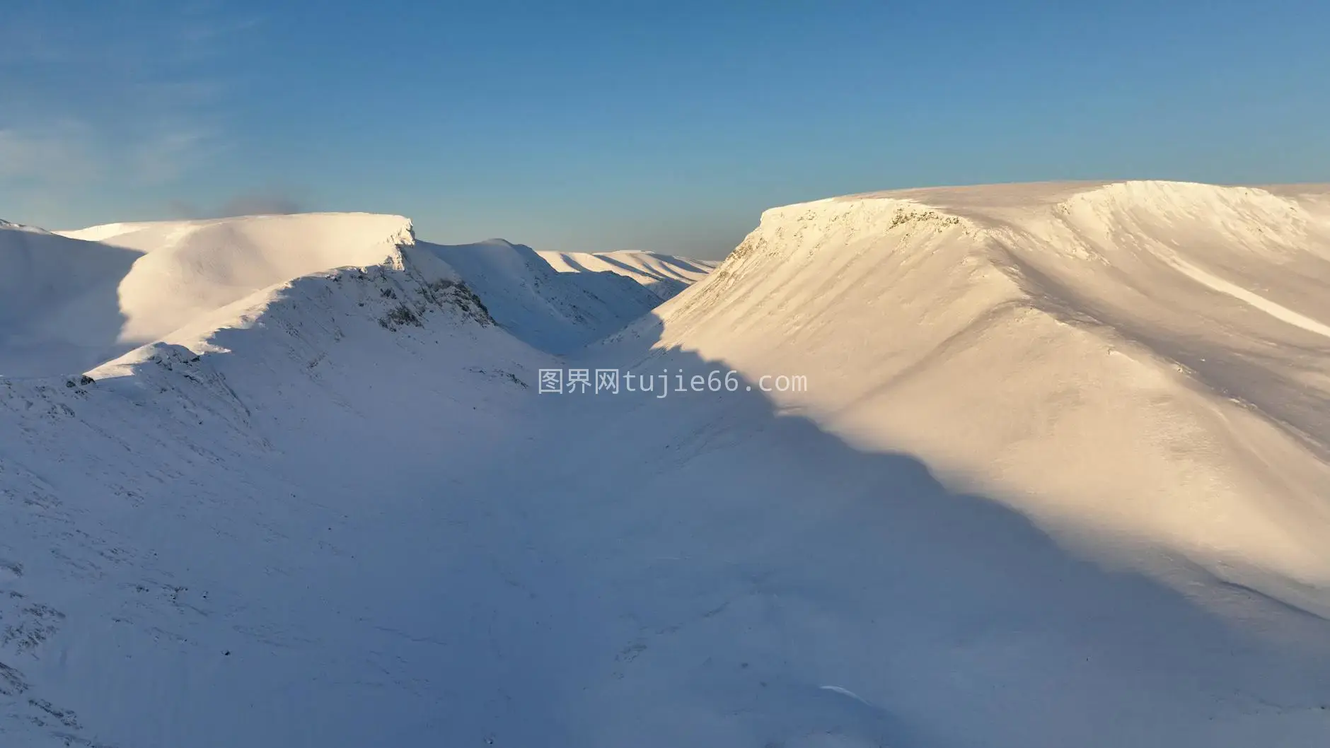 空中俯瞰基洛夫斯克冬季雪山美景图片