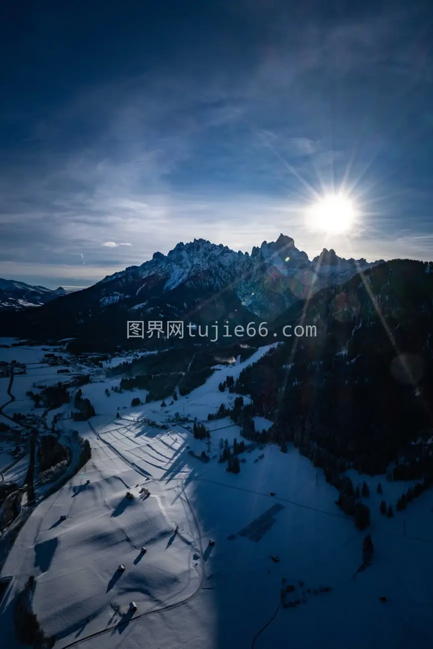 雪峰高空摄影阳光映照戏剧阴影图片