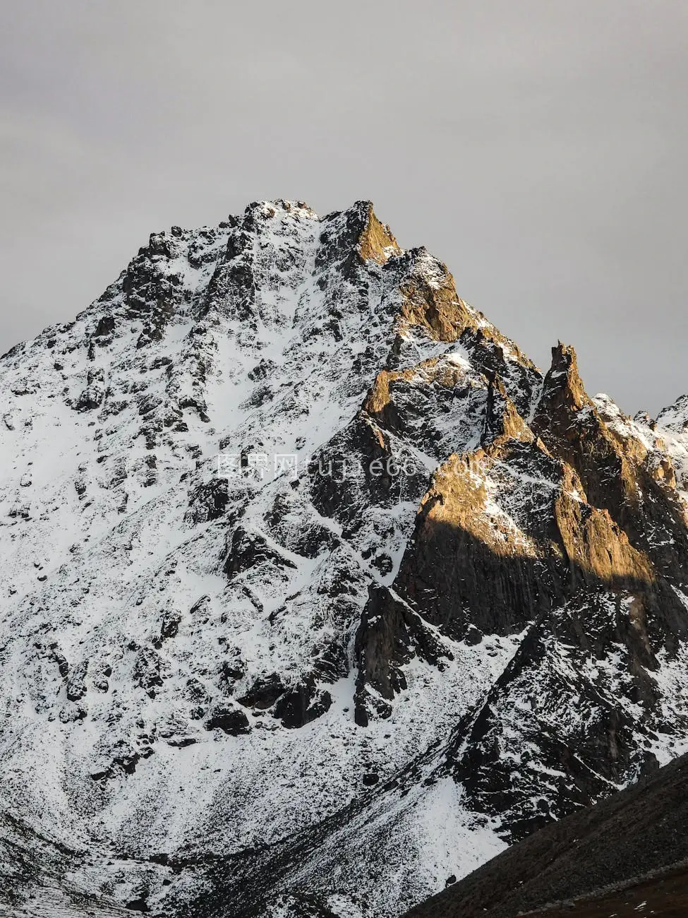 雪覆山顶柔光映照惊叹景图片