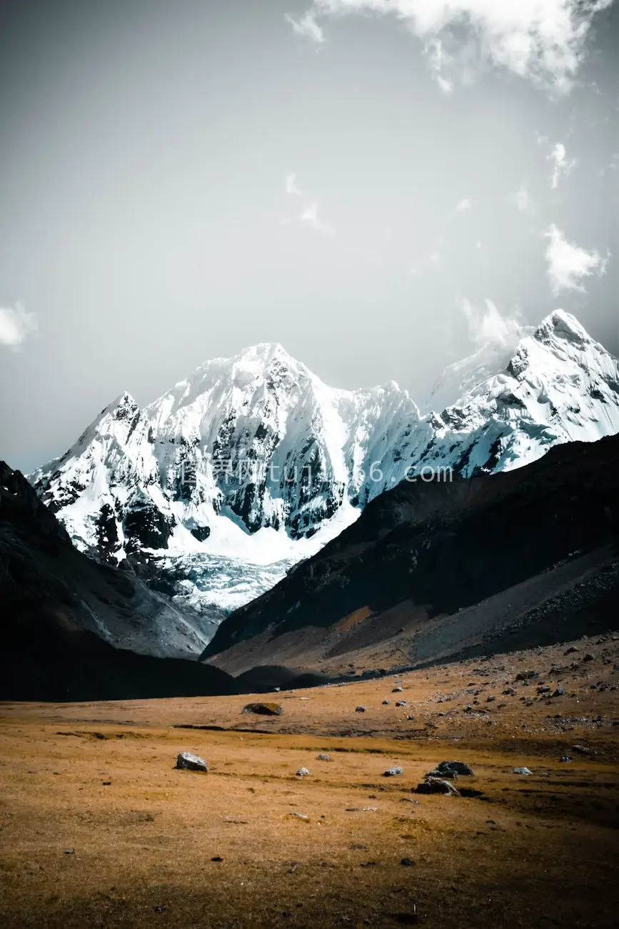 晴空雪山壮美景图片