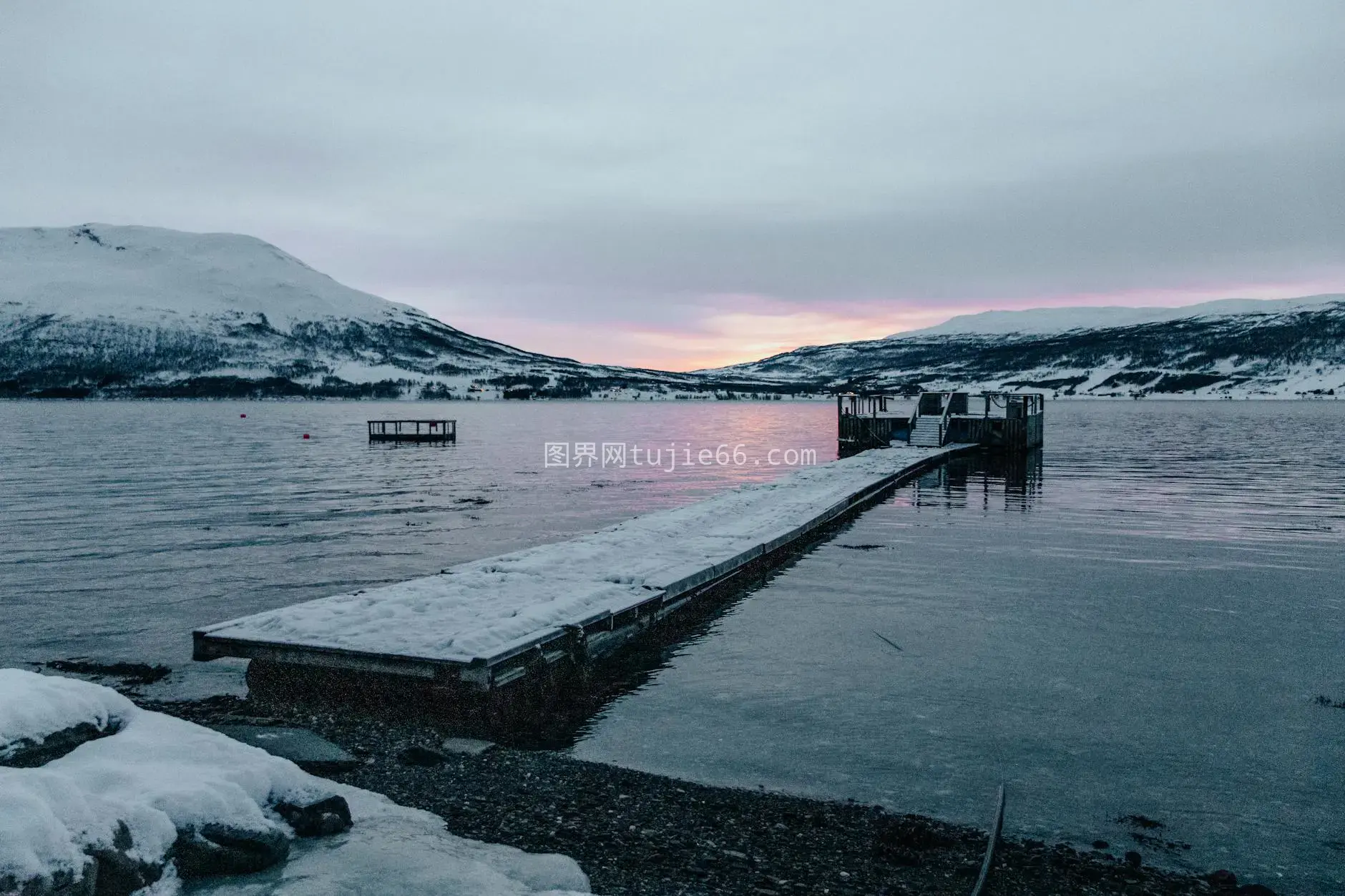 挪威Laksvatn日落雪景码头图片