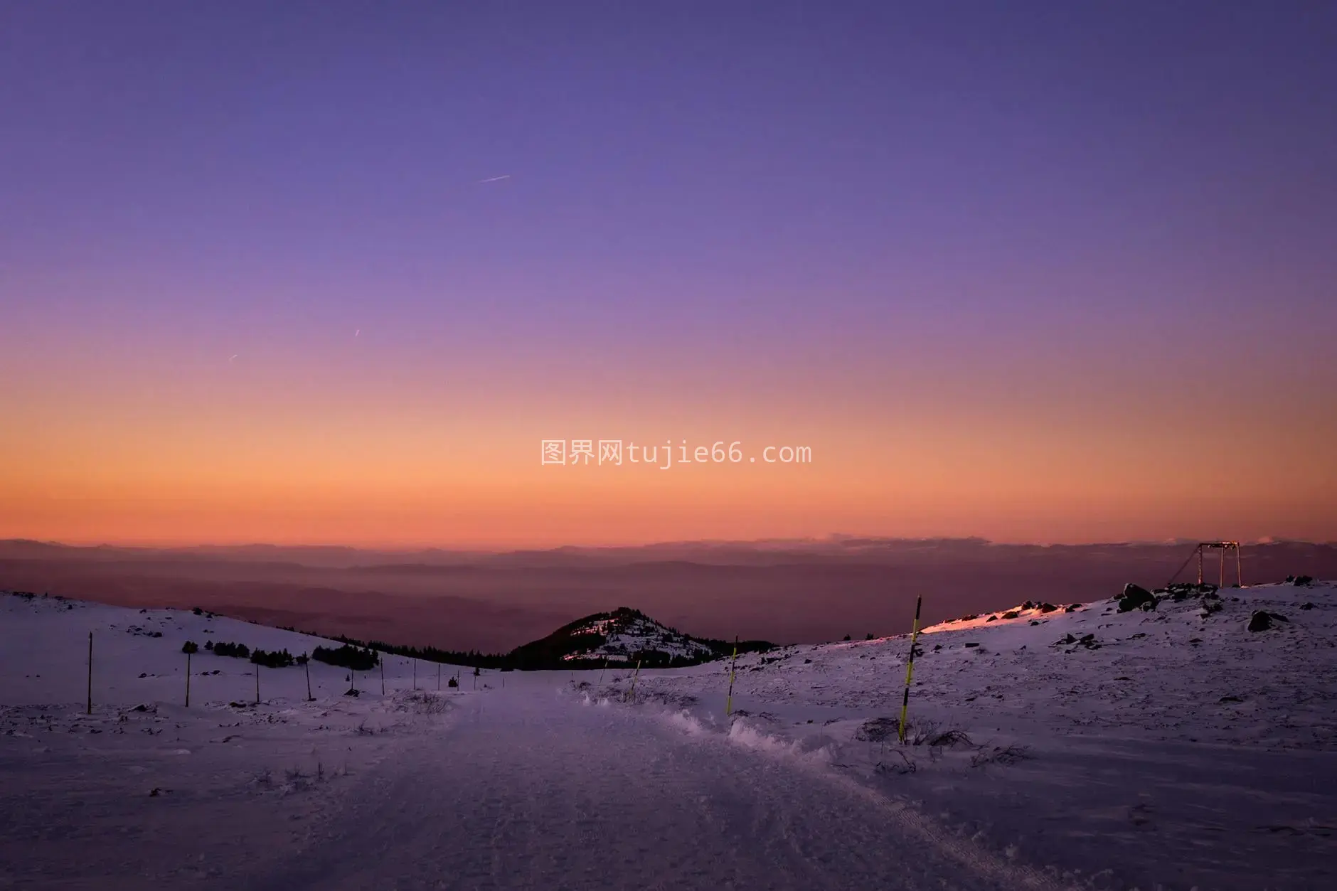 雪山日落色彩斑斓地平线阔图片