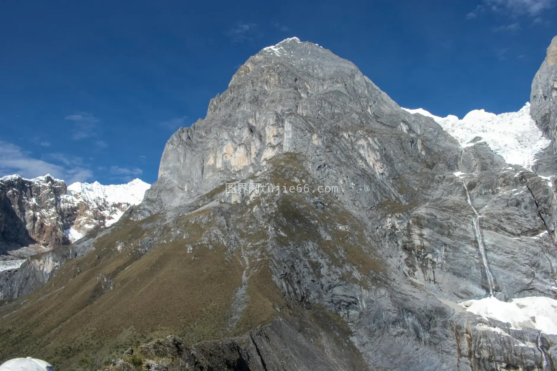 雪山高峰蓝天探险景图片