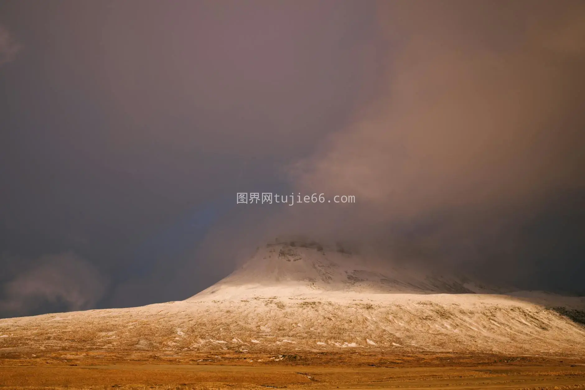 雪山雾气映美景，宁静气氛显山韵图片