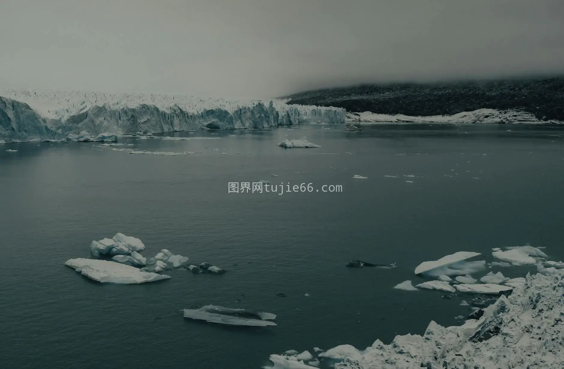 冬日冰川宁静冰湖景图片