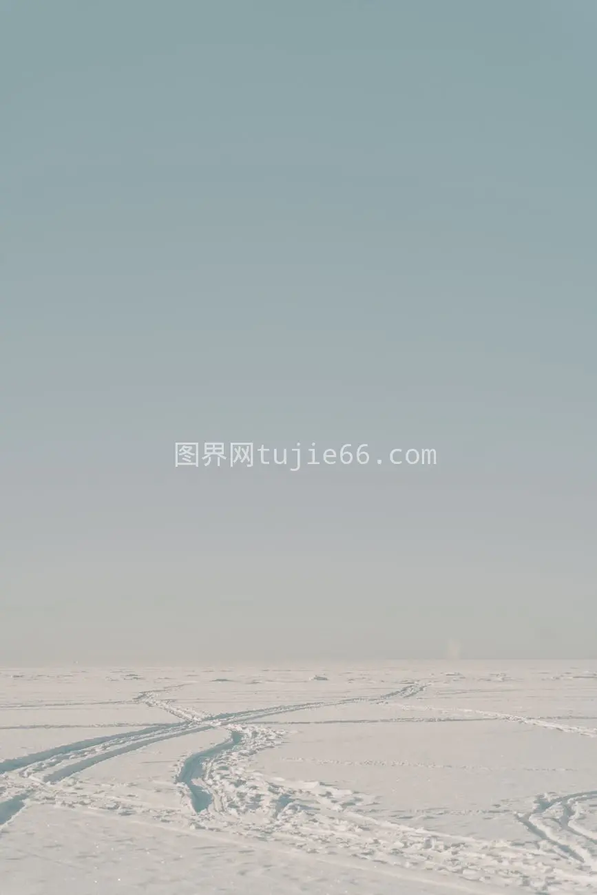 雪地足迹映蓝天美景图片