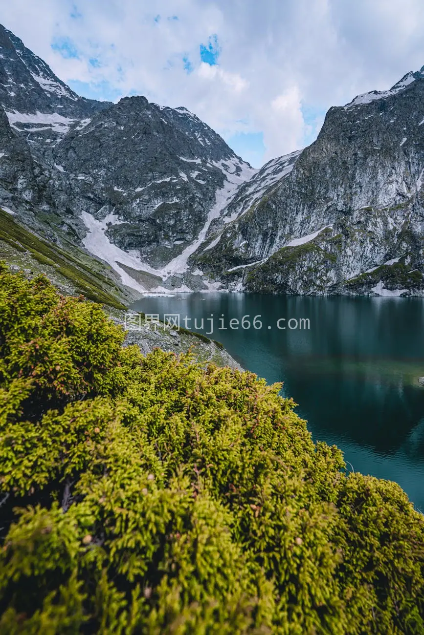 高山湖泊壮丽景致图片