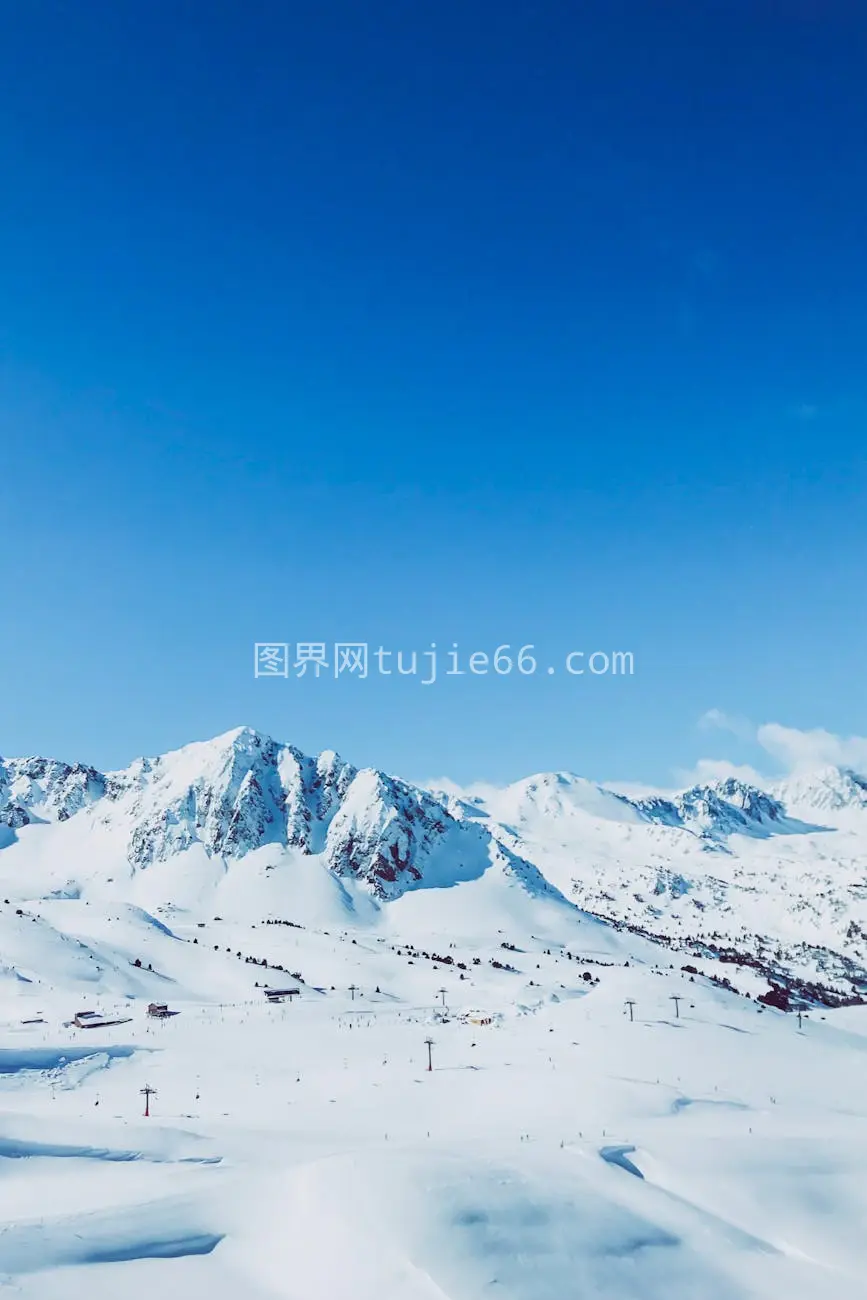 安道尔雪山晴空冬季运动佳地图片