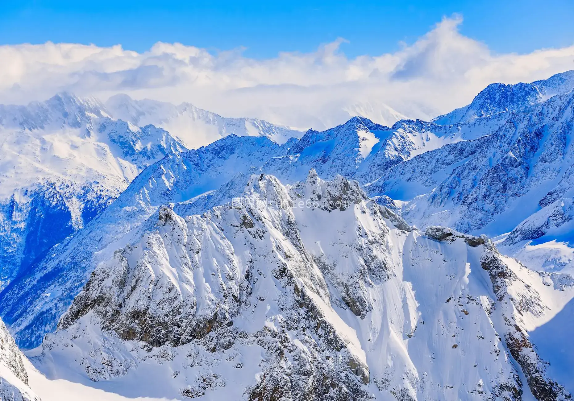 瑞士恩格尔贝格雪峰冬季美景图片