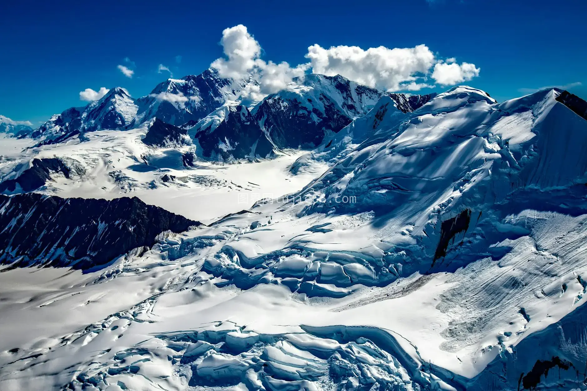 空中雪山蓝天美图图片